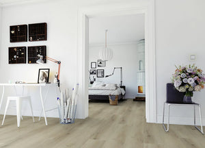 Licht naturel eiken XL PVC plank vloer (Oneflor Prestige Oak Light Natural) met brede planken in een interieur – sfeerfoto 1