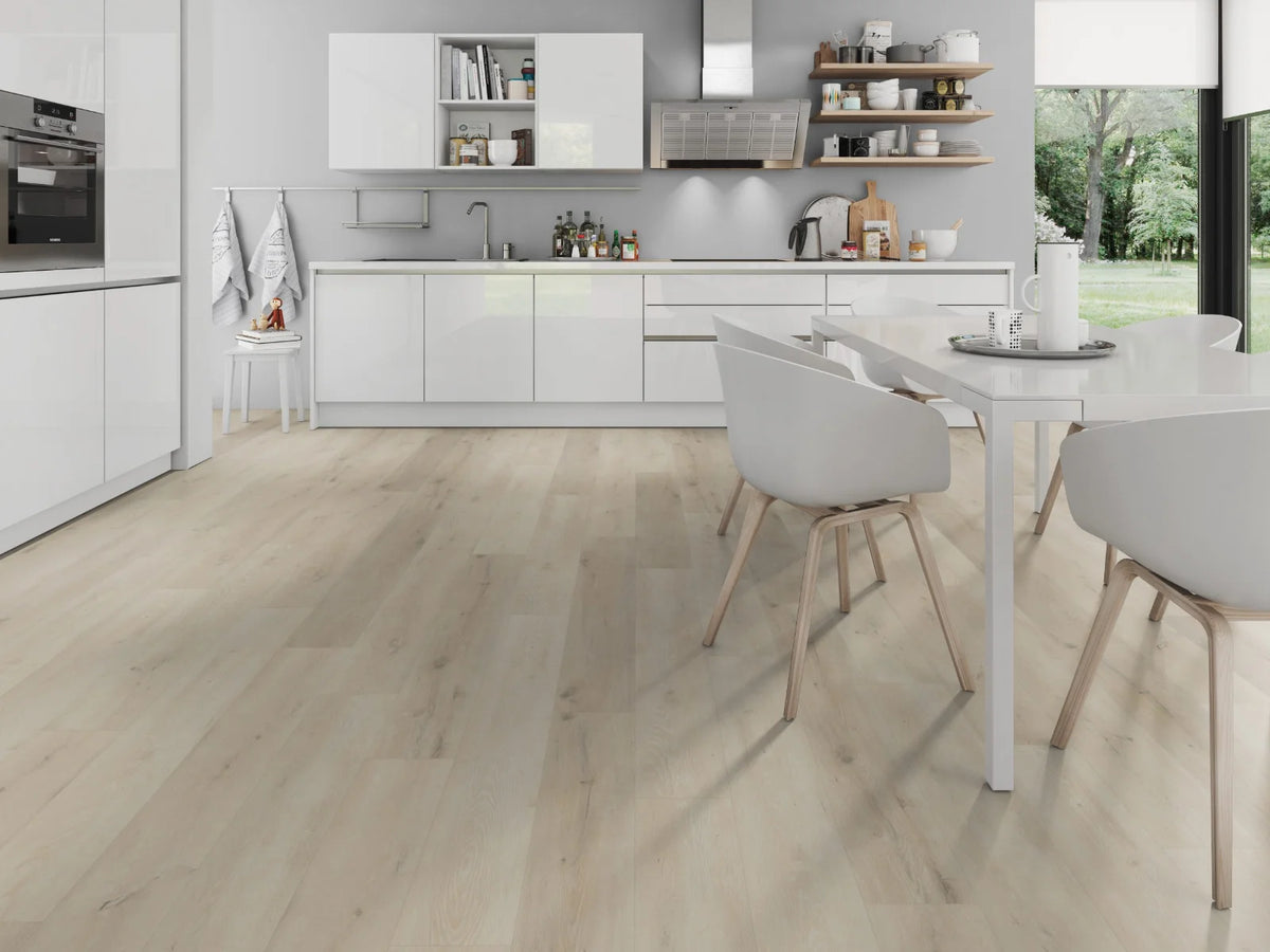 Wit Eiken klik PVC plank (Oneflor Prestige Oak White, rigid klik 6 mm) in een interieur – sfeerfoto 1