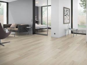 Wit Eiken klik PVC plank (Oneflor Prestige Oak White, rigid klik 6 mm) in een interieur – sfeerfoto 2