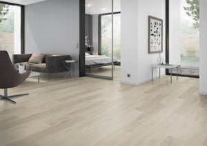 Wit eiken PVC plank vloer (Oneflor Prestige Oak White) gelegd in een interieur – sfeerfoto 1