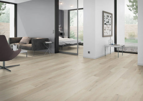 Wit eiken PVC plank vloer (Oneflor Prestige Oak White) gelegd in een interieur – sfeerfoto 1