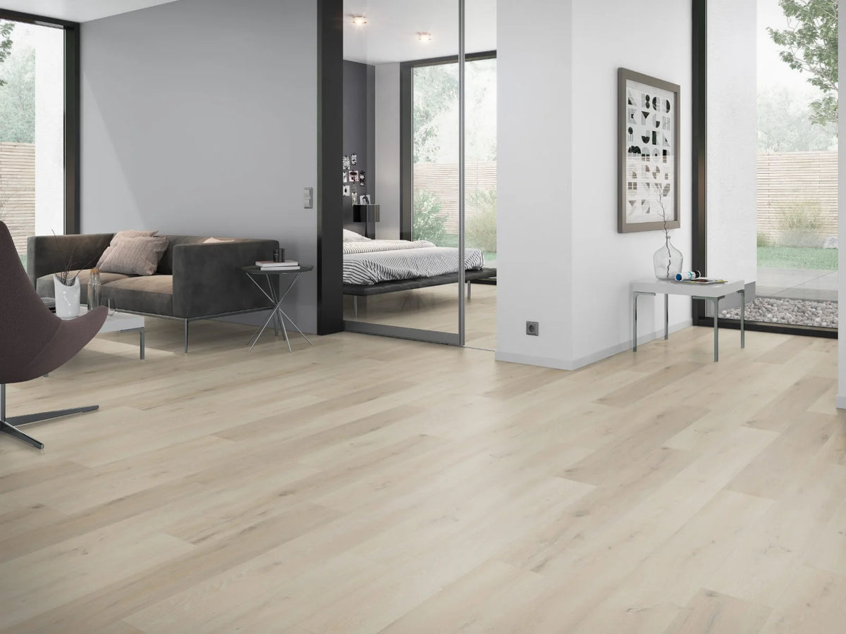Wit Eiken XL klik PVC plank (Oneflor Prestige Oak White, rigid klik 7 mm) in een interieur – sfeerfoto 2