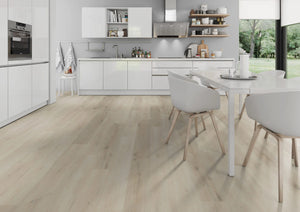 Wit eiken XL PVC plank vloer (Oneflor Prestige Oak White) met brede planken in een interieur – sfeerfoto 1