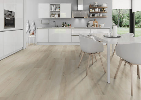 Wit eiken XL PVC plank vloer (Oneflor Prestige Oak White) met brede planken in een interieur – sfeerfoto 1
