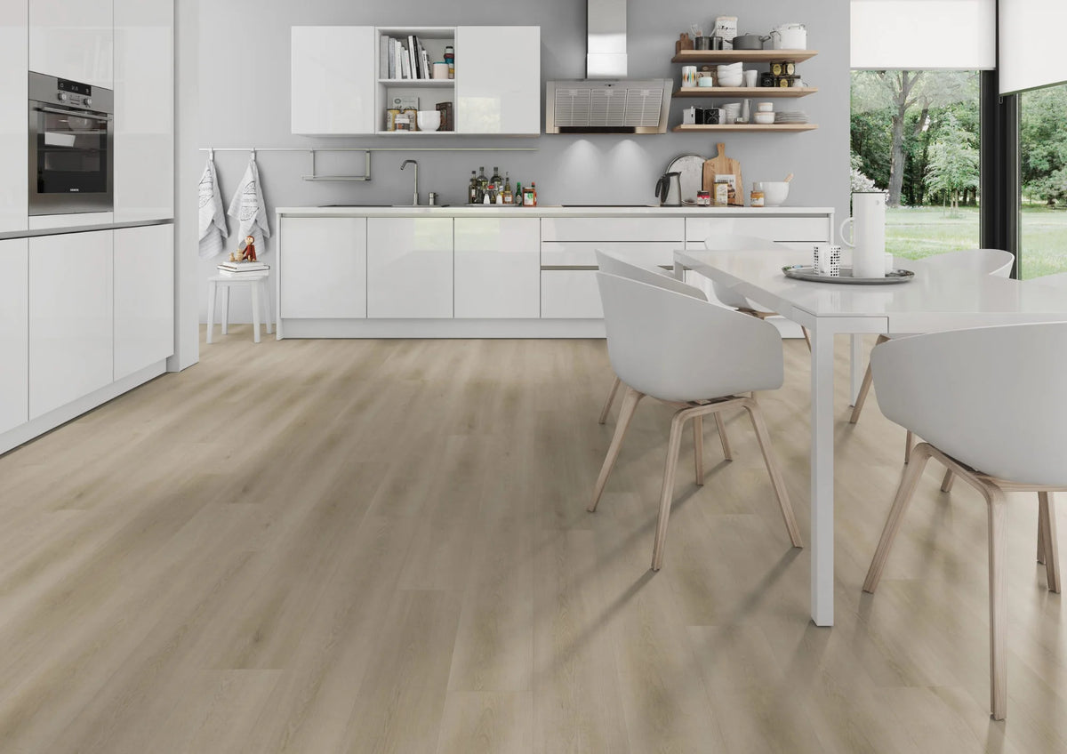 Licht naturel eiken PVC plank vloer (Oneflor Raw Oak Light Natural) gelegd in een interieur – sfeerfoto 1