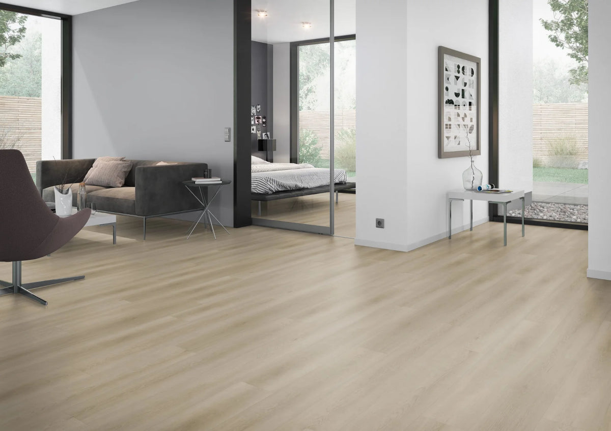 Licht naturel eiken PVC plank vloer (Oneflor Raw Oak Light Natural) gelegd in een interieur – sfeerfoto 2