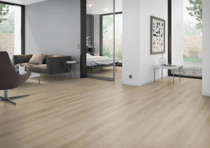 Licht naturel eiken PVC plank vloer (Oneflor Raw Oak Light Natural) gelegd in een interieur – sfeerfoto 2