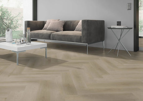 Licht naturel eiken visgraat PVC vloer (Oneflor Raw Oak Light Natural) gelegd in een interieur – sfeerfoto 1
