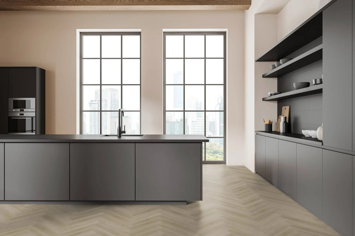 Licht naturel eiken visgraat PVC vloer (Oneflor Raw Oak Light Natural) gelegd in een interieur – sfeerfoto 2