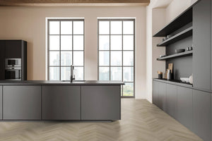 Licht naturel eiken visgraat PVC vloer (Oneflor Raw Oak Light Natural) gelegd in een interieur – sfeerfoto 2