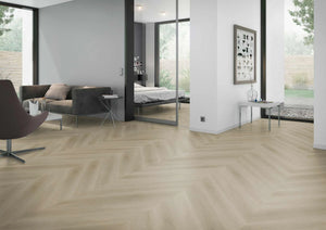 Lichte naturel eiken Hongaarse punt PVC vloer geïnstalleerd in een moderne woonkamer