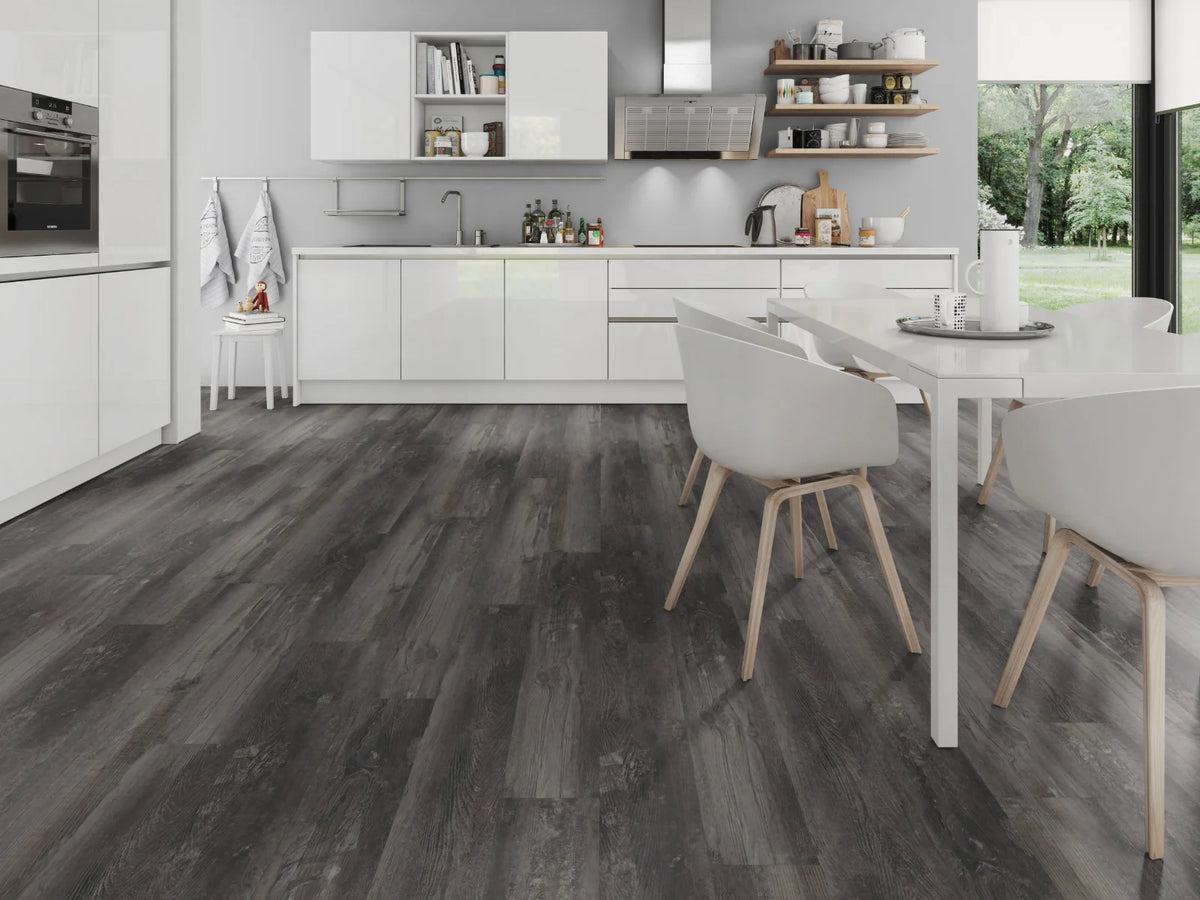 Gerookt Grenen Zwart klik PVC plank (Oneflor Smoked Pine Black, rigid klik 6 mm) in een interieur – sfeerfoto 1