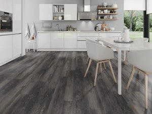Gerookt Grenen Zwart klik PVC plank (Oneflor Smoked Pine Black, rigid klik 6 mm) in een interieur – sfeerfoto 1