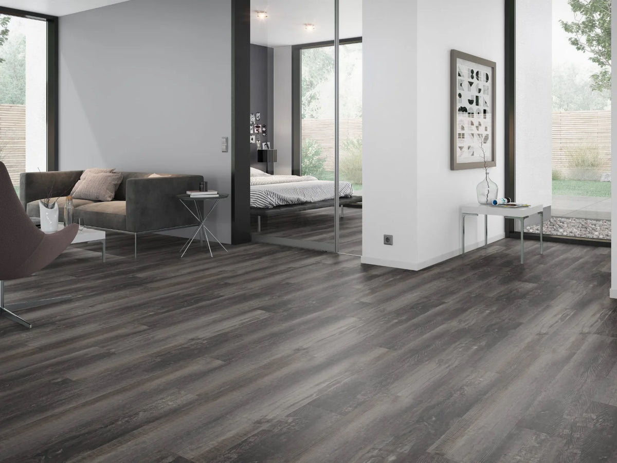 Gerookt Grenen Zwart klik PVC plank (Oneflor Smoked Pine Black, rigid klik 6 mm) in een interieur – sfeerfoto 2