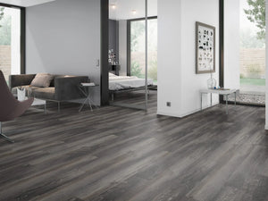 Gerookt Grenen Zwart klik PVC plank (Oneflor Smoked Pine Black, rigid klik 6 mm) in een interieur – sfeerfoto 2