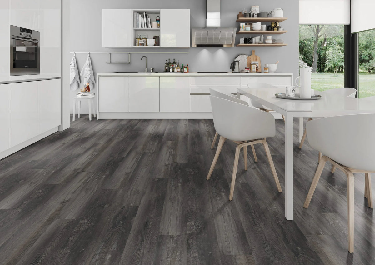 Gerookt grenen zwart PVC plank vloer (Oneflor Smoked Pine Black) gelegd in een interieur – sfeerfoto 1