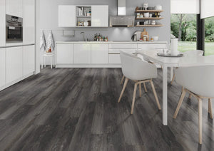 Gerookt grenen zwart PVC plank vloer (Oneflor Smoked Pine Black) gelegd in een interieur – sfeerfoto 1