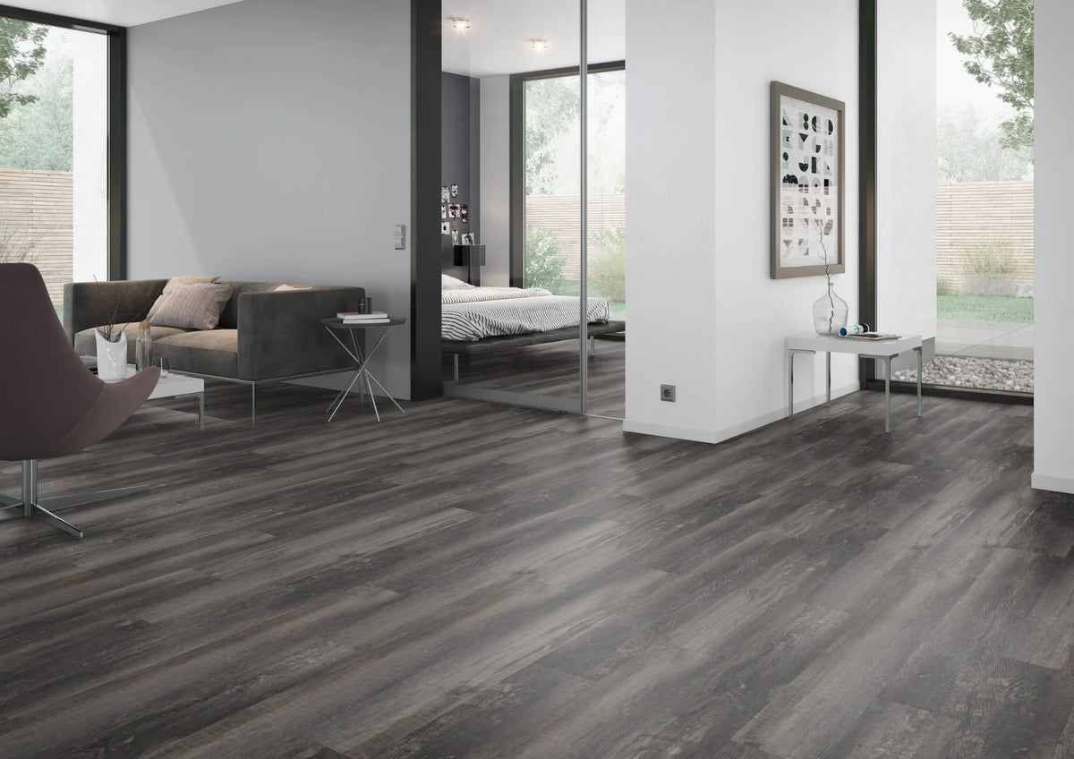 Gerookt grenen zwart PVC plank vloer (Oneflor Smoked Pine Black) gelegd in een interieur – sfeerfoto 2