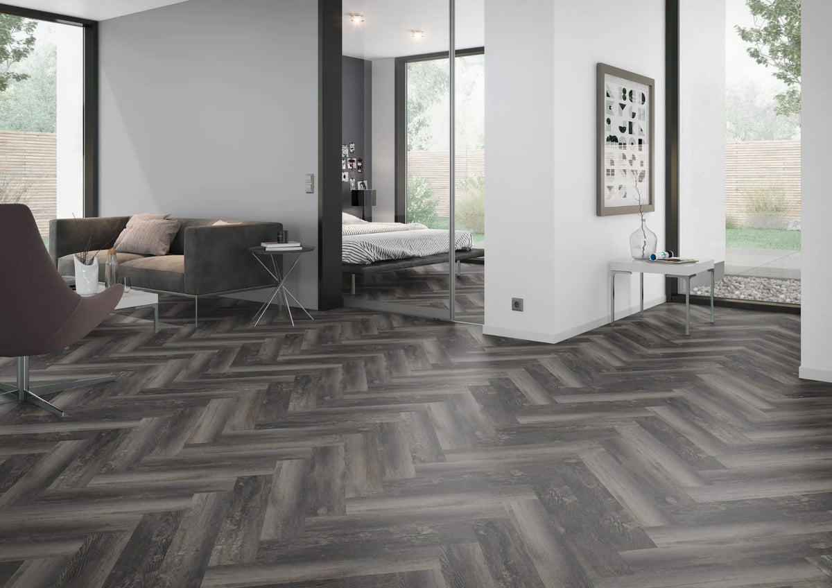Gerookt grenen zwart visgraat PVC vloer (Oneflor Smoked Pine Black) gelegd in een interieur – sfeerfoto 1