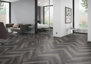 Gerookt grenen zwart visgraat PVC vloer (Oneflor Smoked Pine Black) gelegd in een interieur – sfeerfoto 1