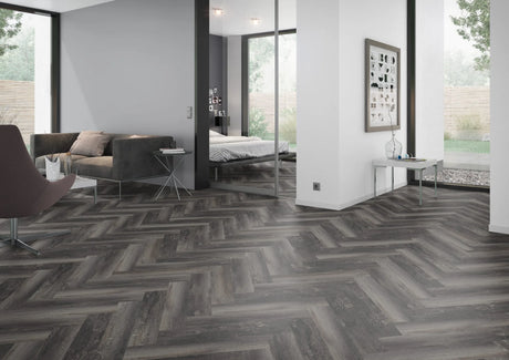 Gerookt grenen zwart visgraat PVC vloer (Oneflor Smoked Pine Black) gelegd in een interieur – sfeerfoto 1