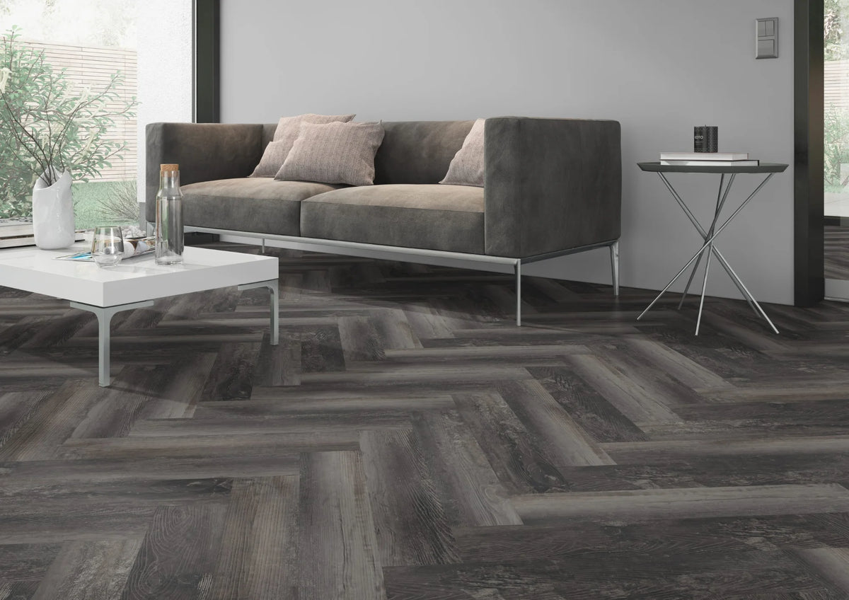 Gerookt grenen zwart visgraat PVC vloer (Oneflor Smoked Pine Black) gelegd in een interieur – sfeerfoto 2
