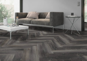 Gerookt grenen zwart visgraat PVC vloer (Oneflor Smoked Pine Black) gelegd in een interieur – sfeerfoto 2