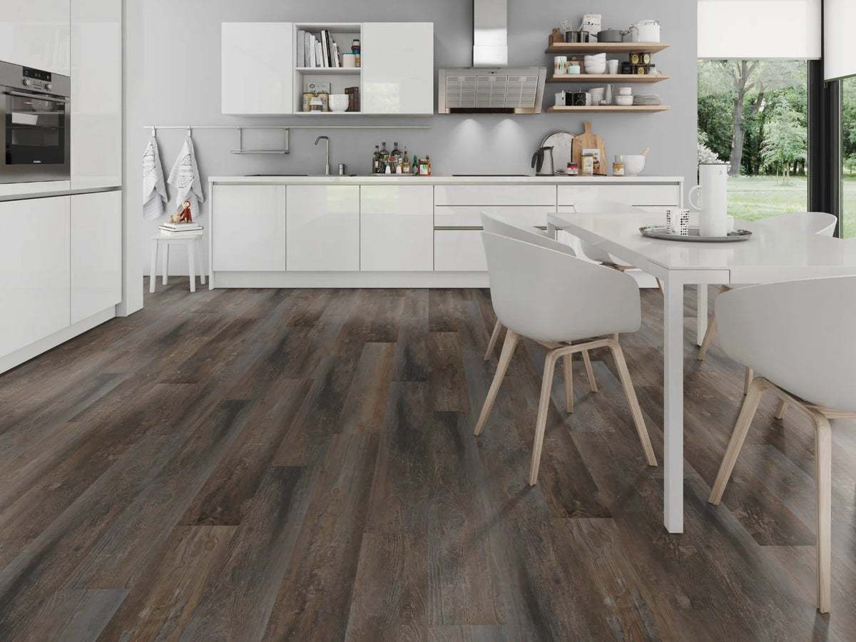 Gerookt Grenen Bruin klik PVC plank (Oneflor Smoked Pine Brown, rigid klik 6 mm) in een interieur – sfeerfoto 1