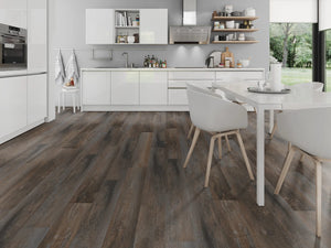 Gerookt Grenen Bruin klik PVC plank (Oneflor Smoked Pine Brown, rigid klik 6 mm) in een interieur – sfeerfoto 1