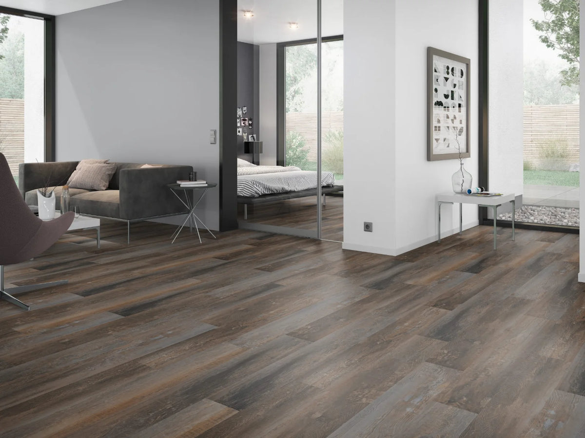 Gerookt Grenen Bruin klik PVC plank (Oneflor Smoked Pine Brown, rigid klik 6 mm) in een interieur – sfeerfoto 2