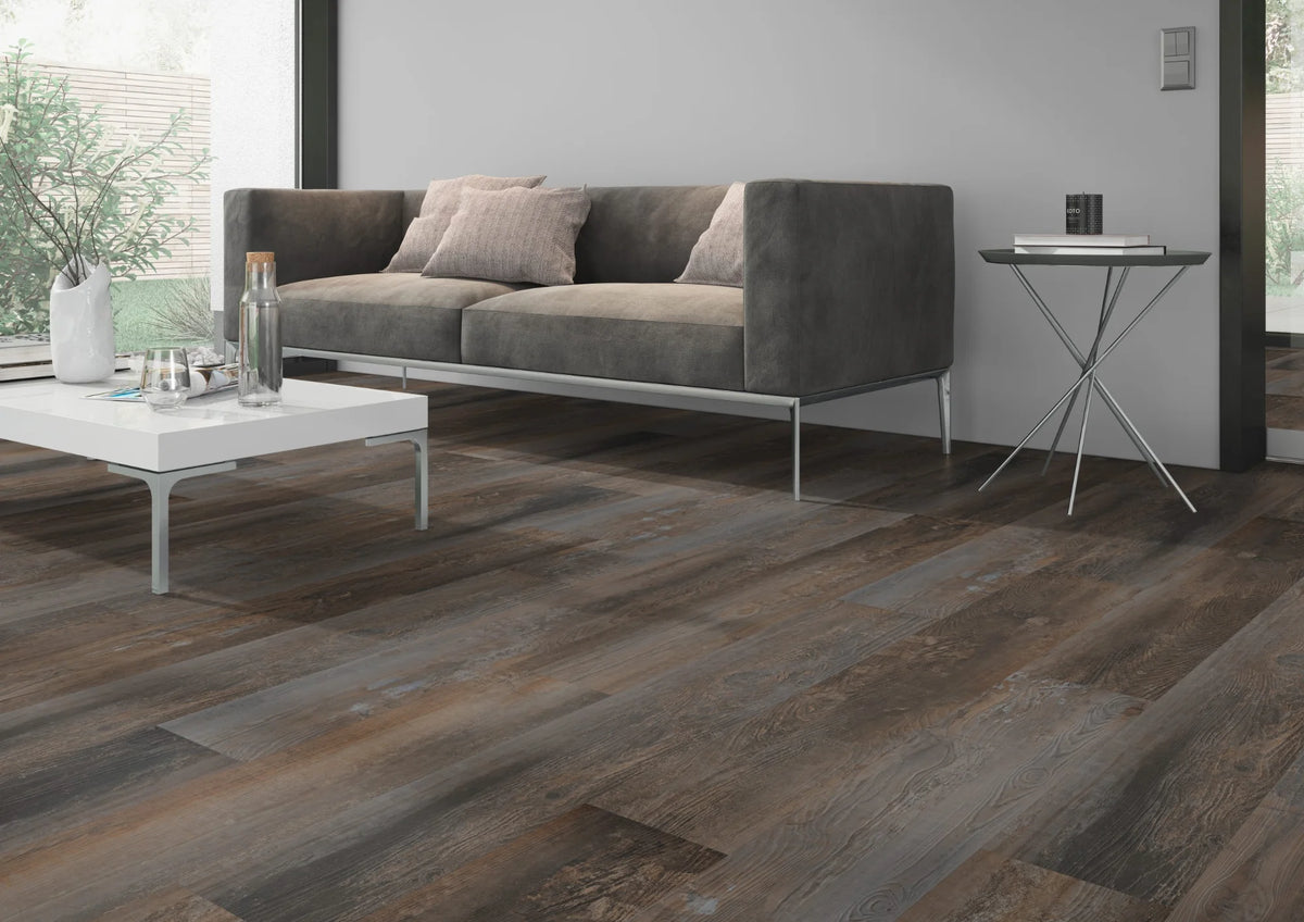 Gerookt grenen bruin PVC plank vloer (Oneflor Smoked Pine Brown) gelegd in een interieur – sfeerfoto 1