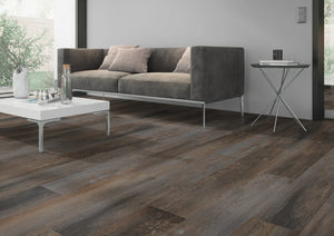 Gerookt grenen bruin PVC plank vloer (Oneflor Smoked Pine Brown) gelegd in een interieur – sfeerfoto 1