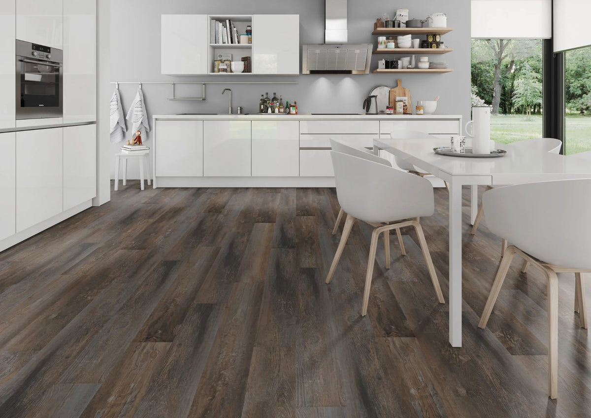 Gerookt grenen bruin PVC plank vloer (Oneflor Smoked Pine Brown) gelegd in een interieur – sfeerfoto 2