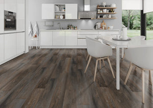 Gerookt grenen bruin PVC plank vloer (Oneflor Smoked Pine Brown) gelegd in een interieur – sfeerfoto 2