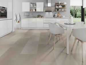 Betonlook Beige klik PVC tegel (Oneflor Urban Beige, rigid klik 6 mm) in een interieur – sfeerfoto 1
