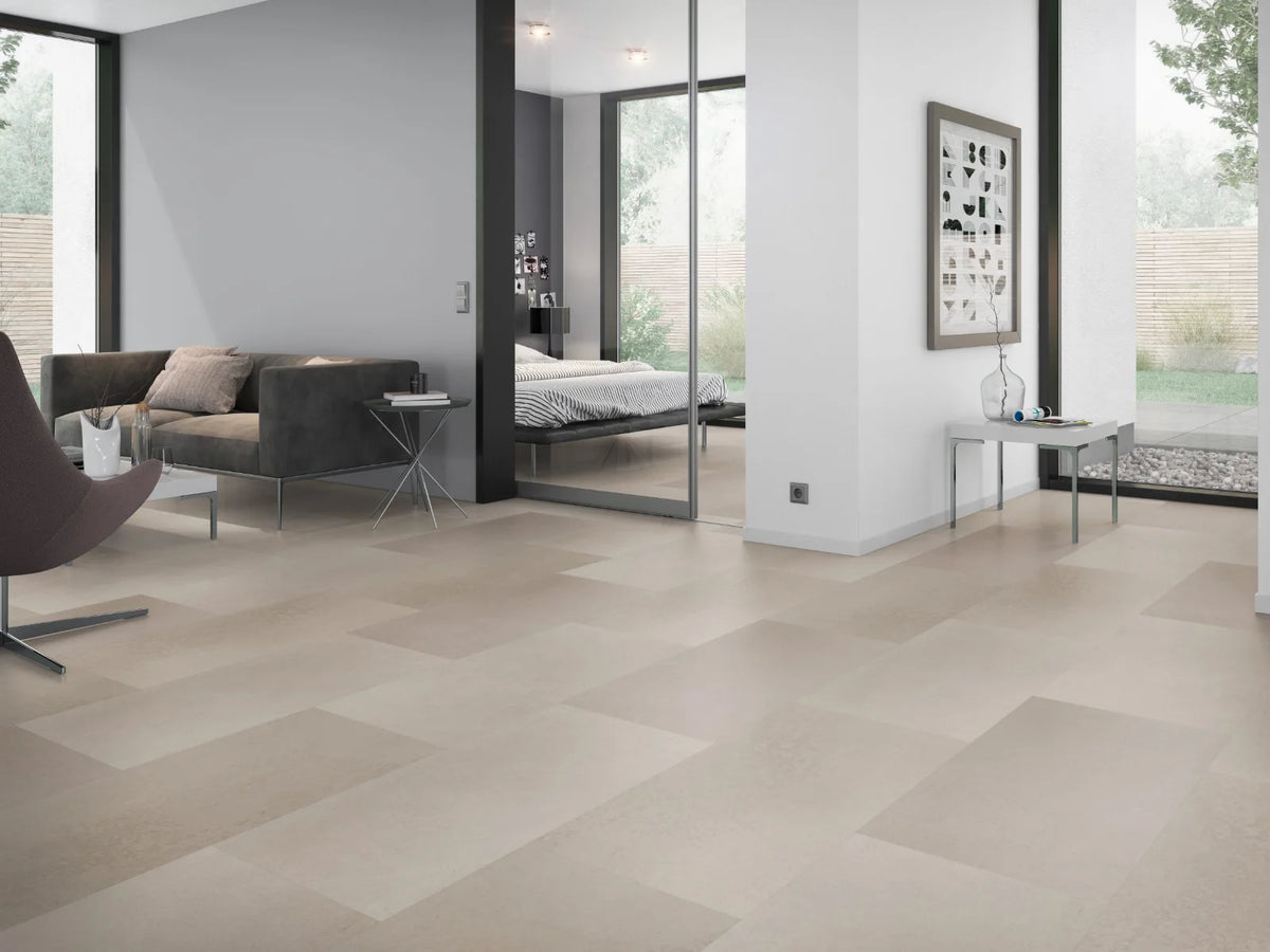 Betonlook Beige klik PVC tegel (Oneflor Urban Beige, rigid klik 6 mm) in een interieur – sfeerfoto 2