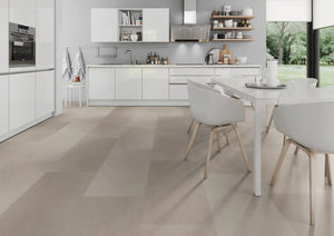 Betonlook beige PVC tegel vloer (Oneflor Urban Beige) gelegd in een interieur – sfeerfoto 1