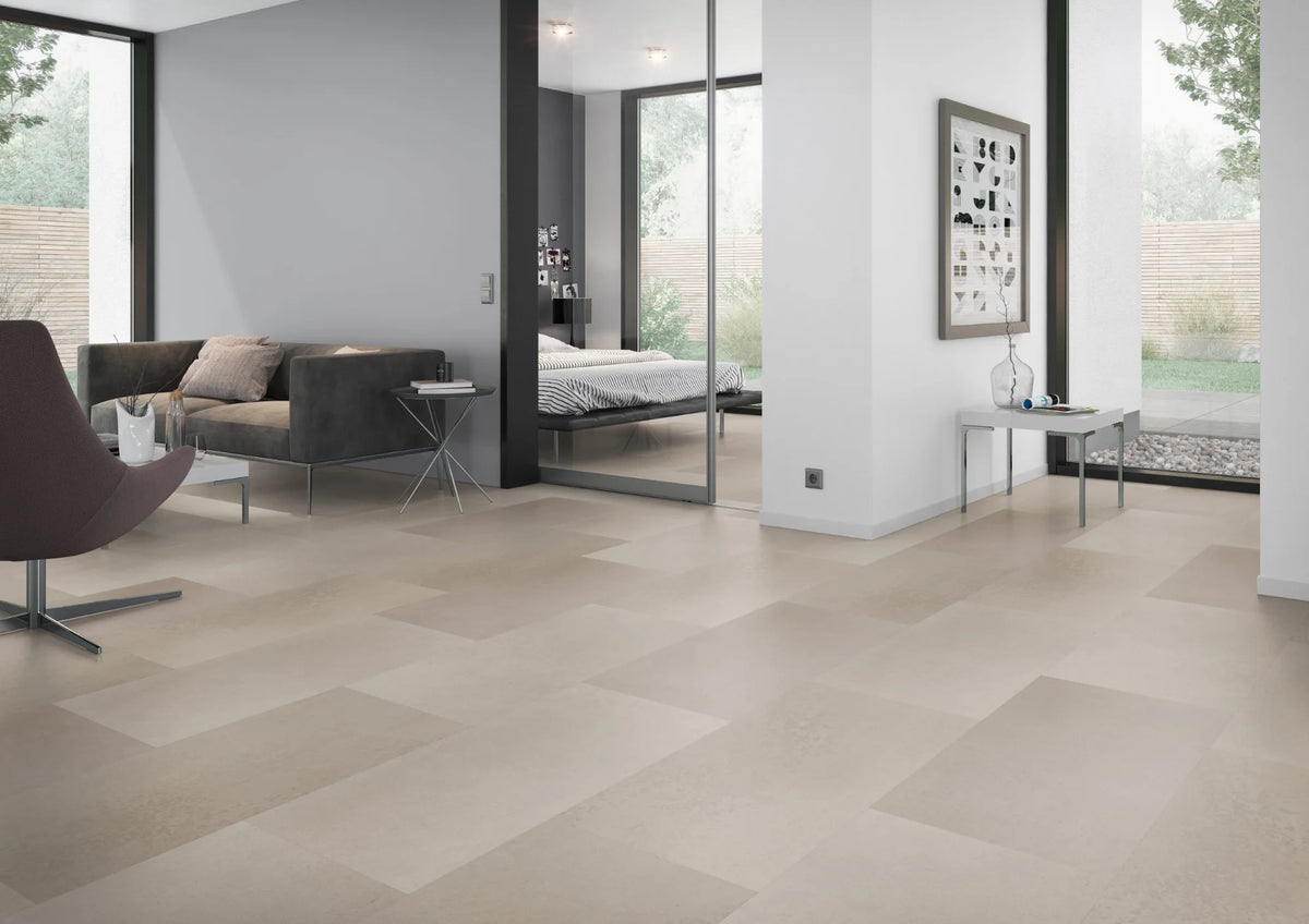 Betonlook beige PVC tegel vloer (Oneflor Urban Beige) gelegd in een interieur – sfeerfoto 2