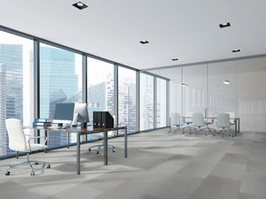 Betonlook Lichtgrijs klik PVC tegel (Oneflor Urban Light Grey, rigid klik 6 mm) in een interieur – sfeerfoto 1