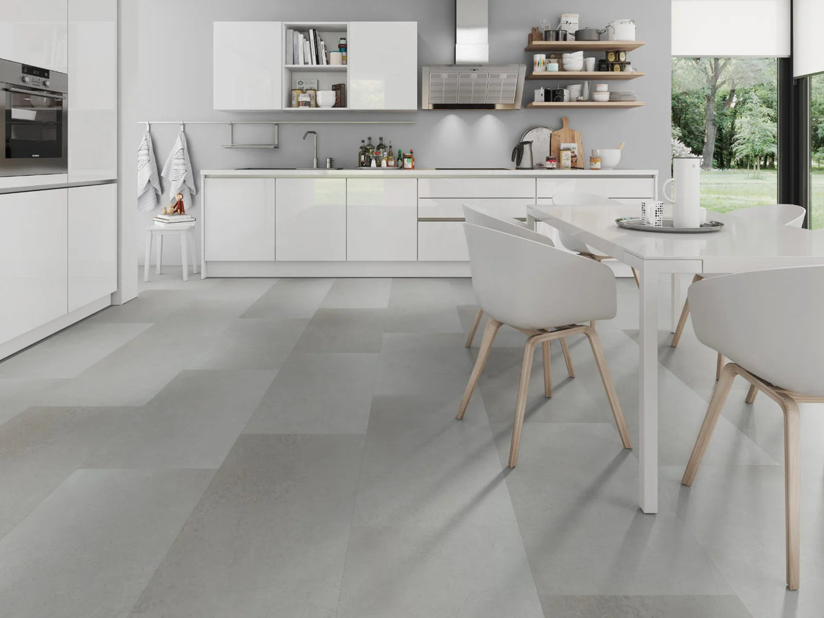Betonlook Lichtgrijs klik PVC tegel (Oneflor Urban Light Grey, rigid klik 6 mm) in een interieur – sfeerfoto 2
