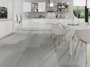 Betonlook Lichtgrijs klik PVC tegel (Oneflor Urban Light Grey, rigid klik 6 mm) in een interieur – sfeerfoto 2