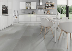 Betonlook lichtgrijs PVC tegel vloer (Oneflor Urban Light Grey) gelegd in een interieur – sfeerfoto 1