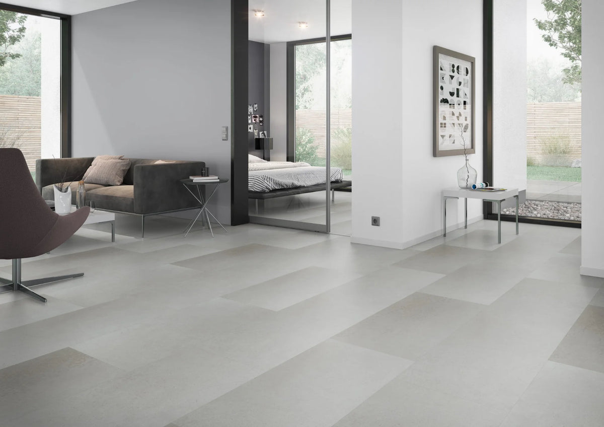 Betonlook lichtgrijs PVC tegel vloer (Oneflor Urban Light Grey) gelegd in een interieur – sfeerfoto 2