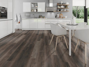 Donker Notenhout klik PVC plank (Oneflor Walnut Dark Brown, rigid klik 6 mm) in een interieur – sfeerfoto 1