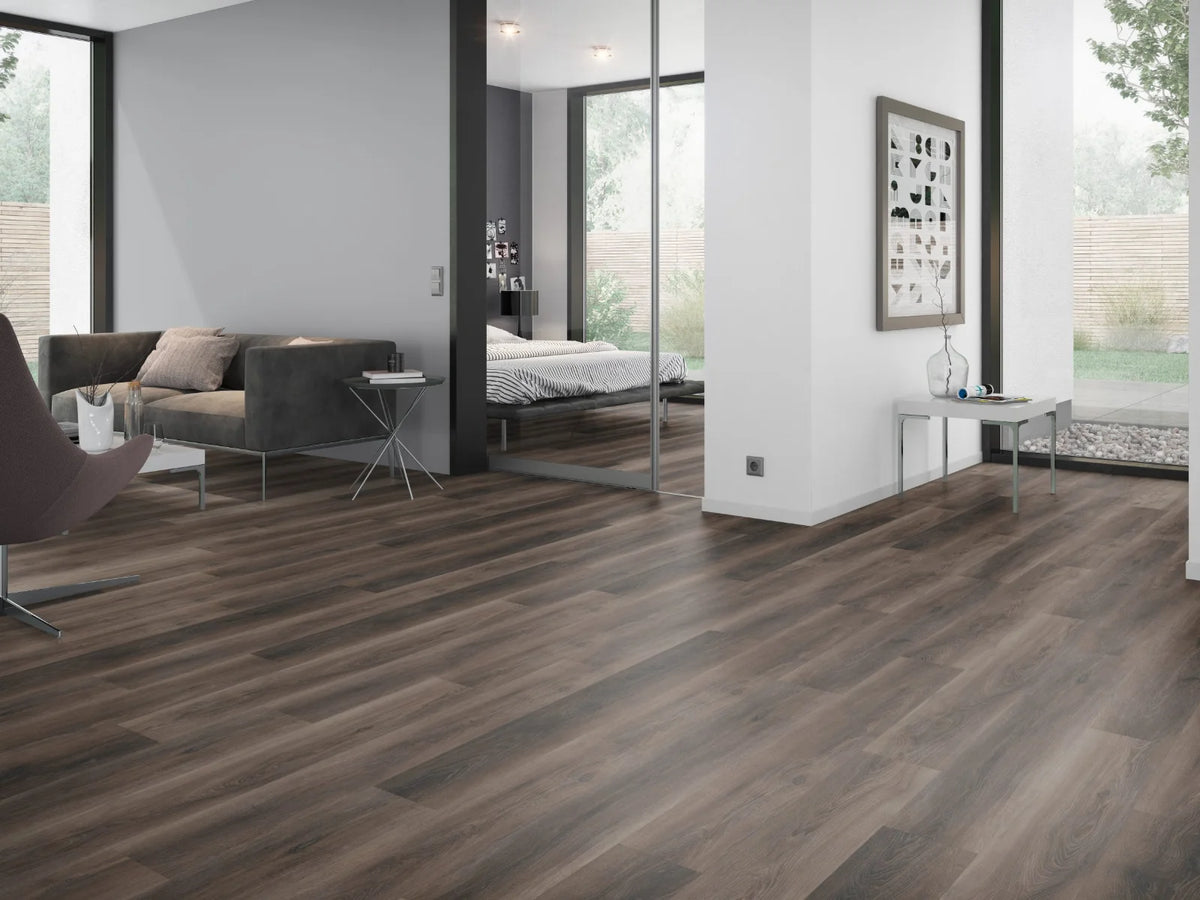 Donker Notenhout klik PVC plank (Oneflor Walnut Dark Brown, rigid klik 6 mm) in een interieur – sfeerfoto 2