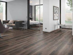 Donker Notenhout klik PVC plank (Oneflor Walnut Dark Brown, rigid klik 6 mm) in een interieur – sfeerfoto 2