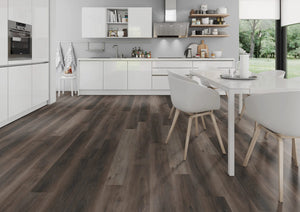 Donker notenhout PVC plank vloer (Oneflor Walnut Dark Brown) gelegd in een interieur – sfeerfoto 1