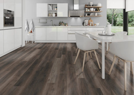 Donker notenhout PVC plank vloer (Oneflor Walnut Dark Brown) gelegd in een interieur – sfeerfoto 1