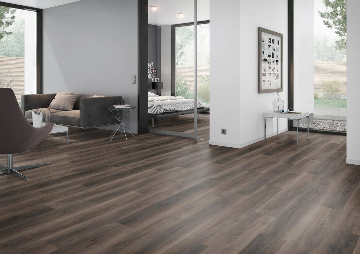 Donker notenhout PVC plank vloer (Oneflor Walnut Dark Brown) gelegd in een interieur – sfeerfoto 2