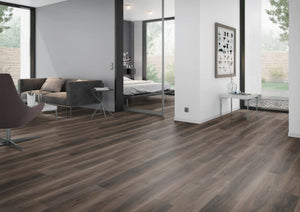 Donker notenhout PVC plank vloer (Oneflor Walnut Dark Brown) gelegd in een interieur – sfeerfoto 2